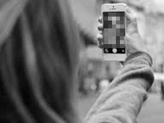 Zinakar Kadını Selfie Merakı Ele Verdi