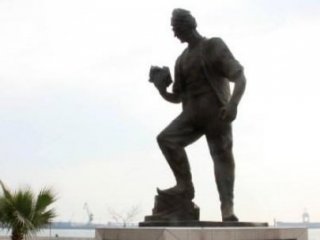 Madenci Heykelinin Kazmasını Çaldılar