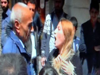 Namaz çıkışında dilenciler kavga etti