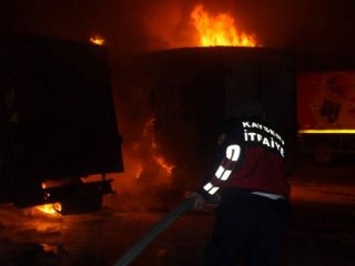 Kamyonetler Cayır Cayır Yandı