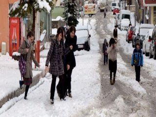 Güne Yine Kar Yağışıyla Uyandılar!