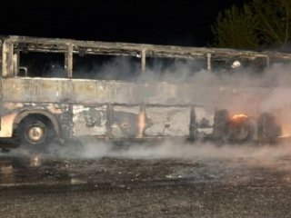 Yolcu otobüsü seyir halindeyken yandı