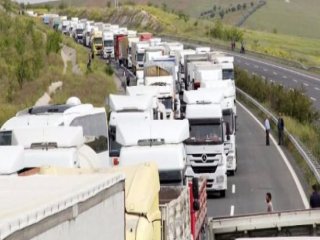 Karayolunu Ulaşıma Kapattılar!