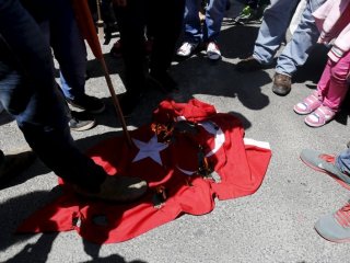 Ermeniler Kudüs'te Türk bayrağını yaktı