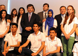 Gençlerin Rol Modeli Davutoğlu