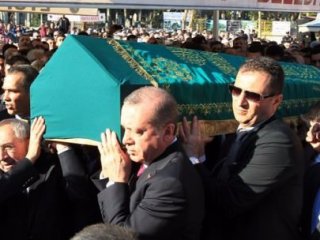 Erdoğan, Cenazeyi Omzunda Taşıdı