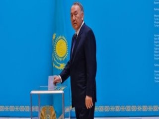 Kazakistan'da Nazarbayev Yeniden Başkan