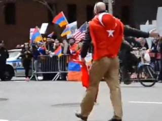 Türk Bayrağını Yerde Bırakmadı