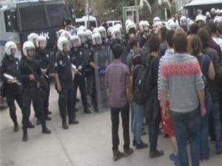 Üniversitede Taşlı Sopalı Stand Kavgası