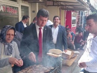 Ak Parti Adayından Bedava Köfte Ekmek