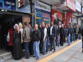 İş Umudu Uzun Bir Kuyruk Oluşturdu!
