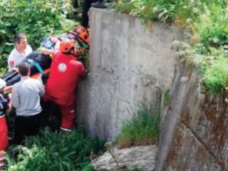 Düşen Tabancasını Almak İsteyen Polis Dereye Düştü