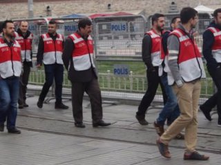 Taksim'de Kırmızı Yelekli Polisler!