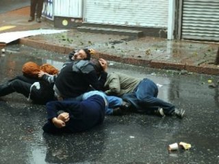 Bakmayın Öyle Durduklarına!