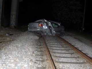 Otomobil Köprüden Demiryoluna Düştü