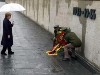 Angela Merkel Bir İlke İmza Attı