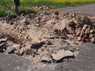'Yol Arazimden Geçiyor' Deyip Ulaşıma Kapattı