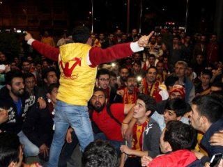 Kayserispor Taraftarları Süper Ligi Oyuncularla Kutladı
