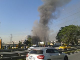 Yenibosna'da Korkutan Yangın! Müdahale Ediliyor