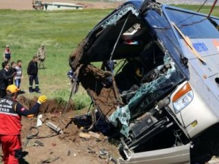 Yolcu Otobüsü Devrildi: 50 Yaralı Var