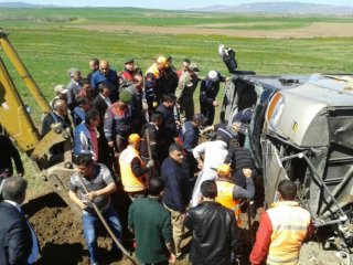 Yolcu Otobüsü Devrildi: 50 Yaralı Var