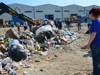 17 Bin Lirayı Çöpte Arayıp Buldular
