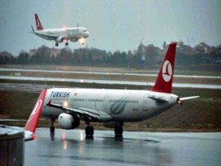 Şiddetli Yağış Uçak Seferlerini Aksattı