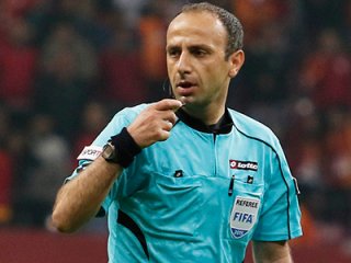 Hakem Kırmızı Kartı İptal Etti!