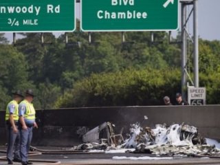 ABD'de Küçük Uçak Otoyola Düştü