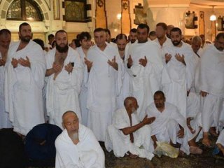 Peker'den Çarpıcı Umre Ziyareti Açıklaması