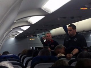 Otizmli Yolcu Uçaktan Atıldı