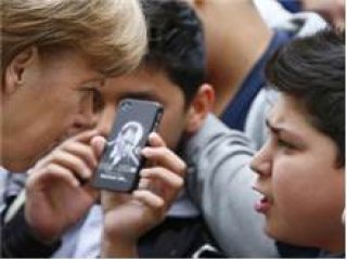 Merkel Uzun Uzun İnceledi!