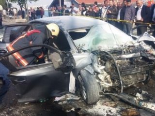 İETT Otobüsü İle Otomobil Çarpıştı