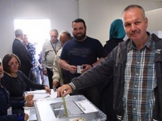 Almanya'da Seçmenler Sandıklara Akın Etti