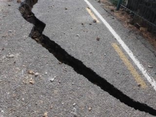 Komşuda Şiddetli Deprem