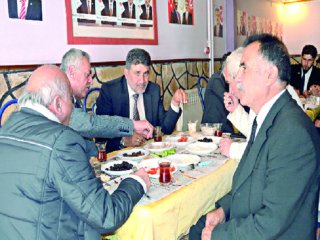 Mitinge Zeytin Ekmek Dopingi