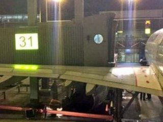 Türk Uçağı Köprüye Çarptı!