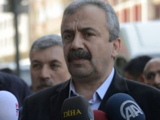 Sırrı'dan Türklere ve Kürtlere Hakaret