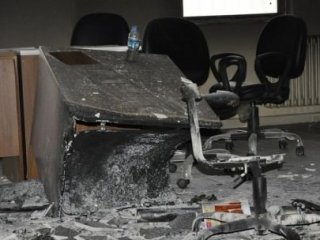 Müdürün Odasını Kundakladılar