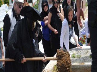 Ersoy'un Cenaze Gözlükleri Şaşırttı