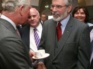 İrlanda'da Tarihi Tokalaşma