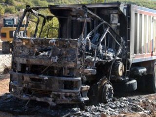 Hainler Yol Kesip İş Makinesi Yaktılar