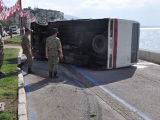 Askeri Midibüs Devrildi