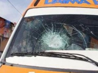 İzmir'de AK Parti Seçim Aracına Saldırı