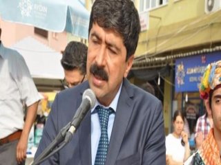 CHP'li Belediye Adnan Menderes'in Heykelini Dikti