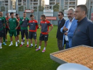 Davutoğlu’ndan Bursaspor’a baklava jesti