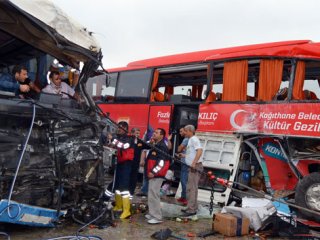 Seçim otobüsü kaza yaptı: 3 yaralı