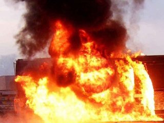 Savaş Uçakları Petrol Tankerine Saldırdı