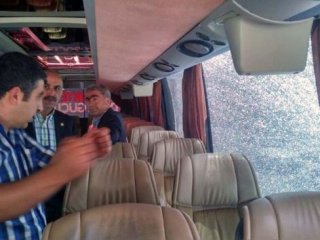 AK Parti seçim otobüsüne silahlı saldırı!