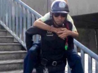 Tayland’da Yardım Sever Polise Para Ödülü